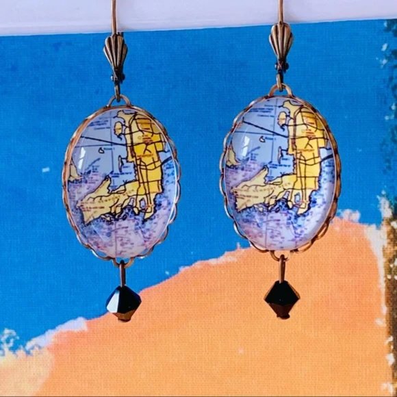 NEW without TAGS drop earrings with map of Newport, RI - Picture 3 of 6